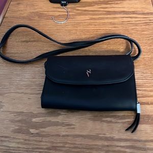 Simply Vera black crossbody bag with detachable strap with organizer inside